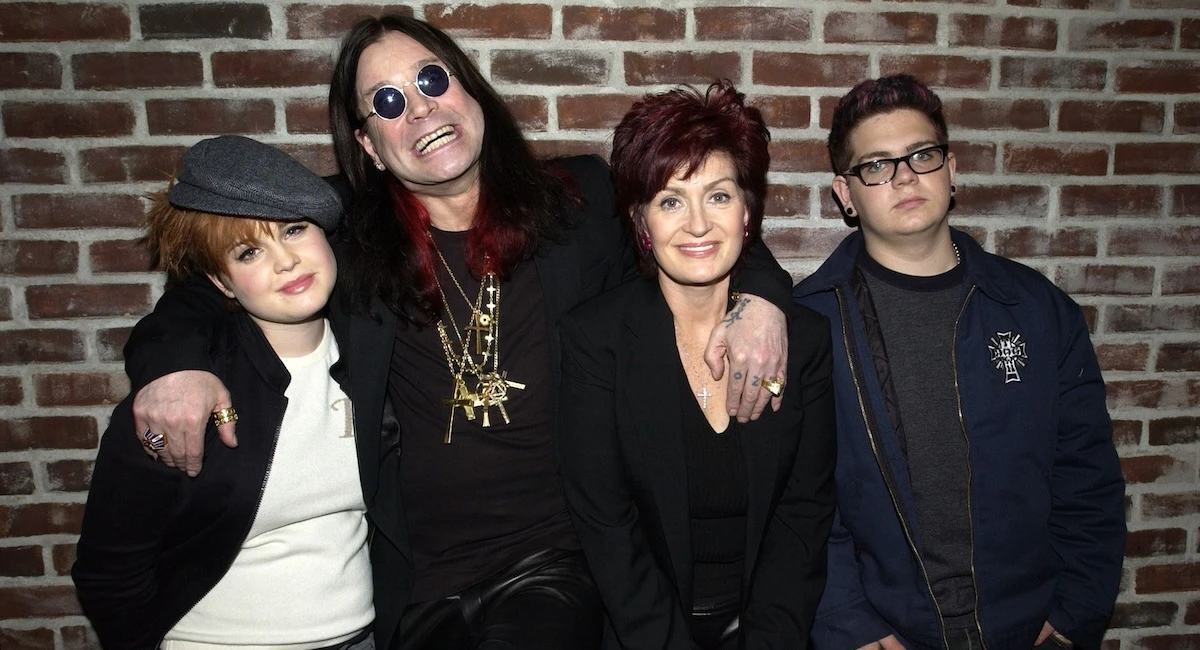 4 minuti faPrima di “Gli Osbourne” non c’era niente di simileIl reality sulla famiglia di Ozzy Osbourne rese popolare un format televisivo poi molto imitato, ma per certi aspetti inimitabile