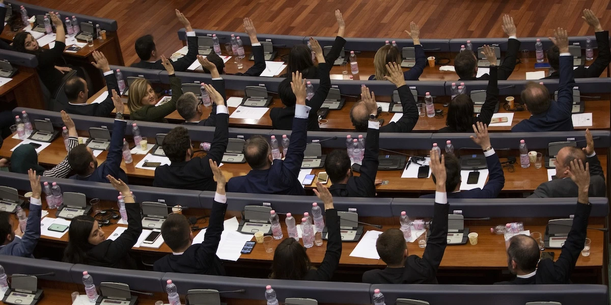 pochi secondi faIl parlamento del Kosovo fa la stessa cosa da mesi, ogni due giorniProva a eleggere il presidente dell'aula e sbloccare la formazione di un nuovo governo: finora ha sempre fallito