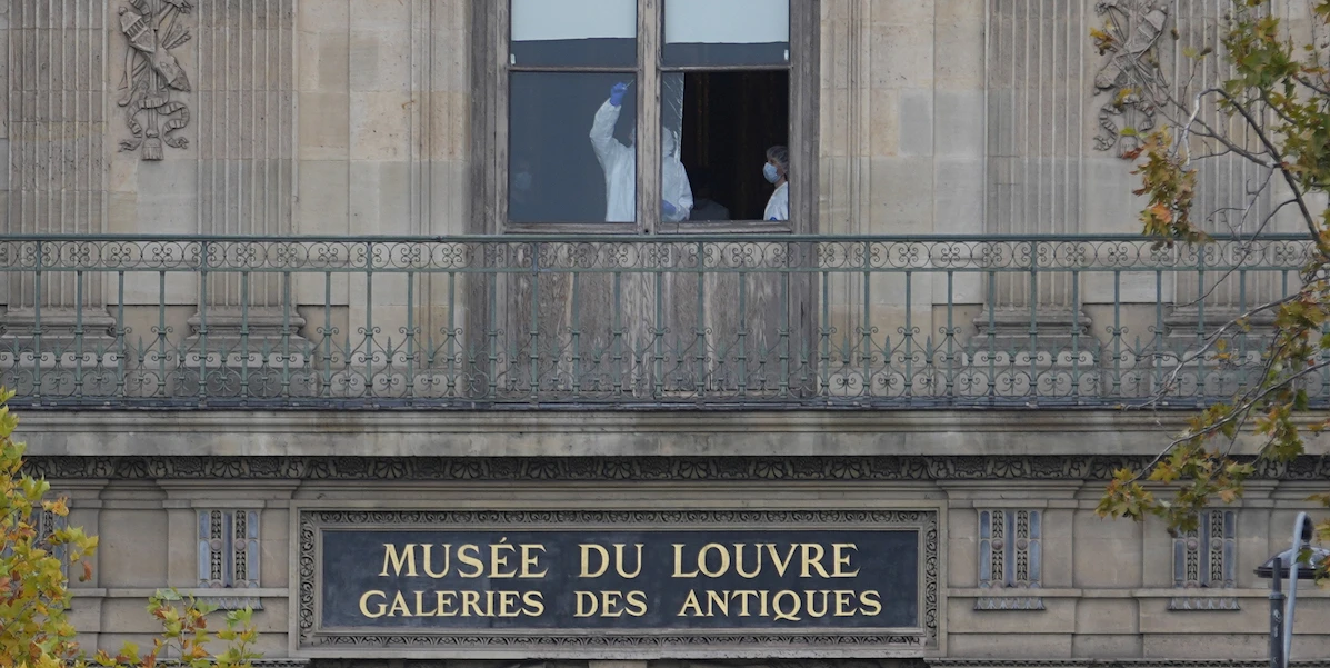 4 minuti faIn sette minuti e in pieno giornoCome si è svolto il furto al Louvre di Parigi, mentre il museo era aperto e la sicurezza presente