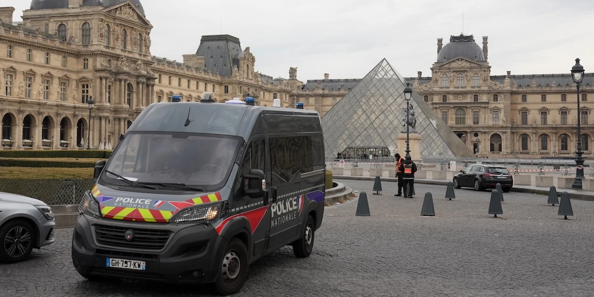 pochi secondi faIl Louvre è rimasto chiuso anche oggi, a causa del furto di diversi gioielli
