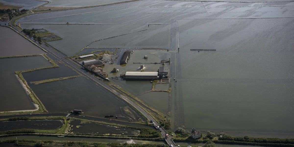 1 minuto faLe saline che salvarono Cervia dall’alluvione sono state salvateDue anni fa furono completamente allagate e sembrò quasi impossibile ricostruirle: ora hanno riaperto ed è ripresa la vendita del sale