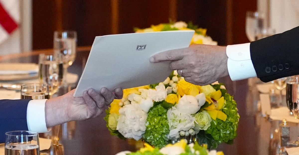 pochi secondi faChi vuole lusingare Trump lo propone per il Nobel per la PaceÈ così efficace che lo ha appena fatto anche Benjamin Netanyahu, e non è il primo