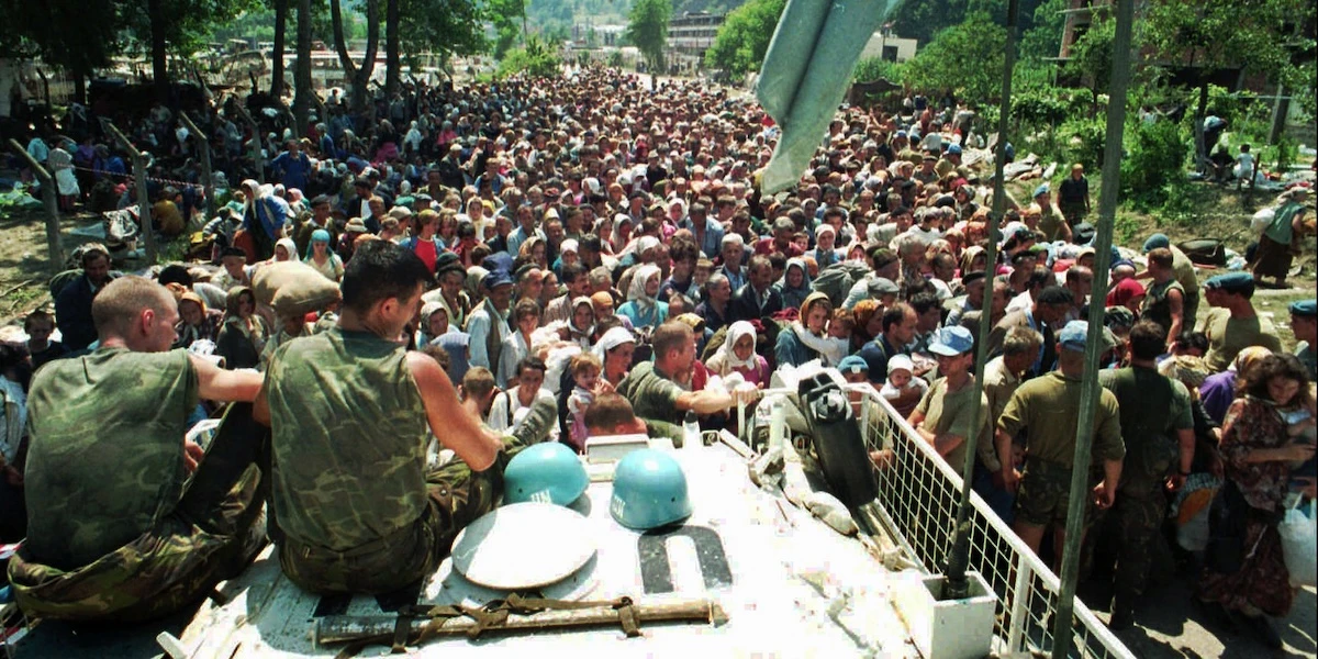 5 minuti faQuello che successe a Srebrenica, 30 anni faL'esercito dei serbi di Bosnia Erzegovina uccise migliaia di prigionieri bosgnacchi: fu il primo genocidio in Europa dalla Seconda guerra mondiale