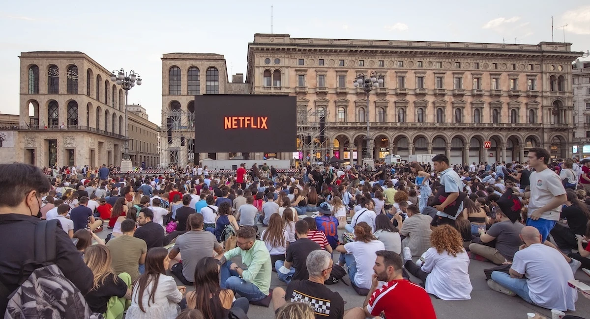 1 minuto faIn dieci anni Netflix è cambiata, e ha cambiato noiDa quando è arrivata in Italia si è mangiata le abitudini televisive delle persone ed è passata dalle serie d'autore alle fiction generaliste