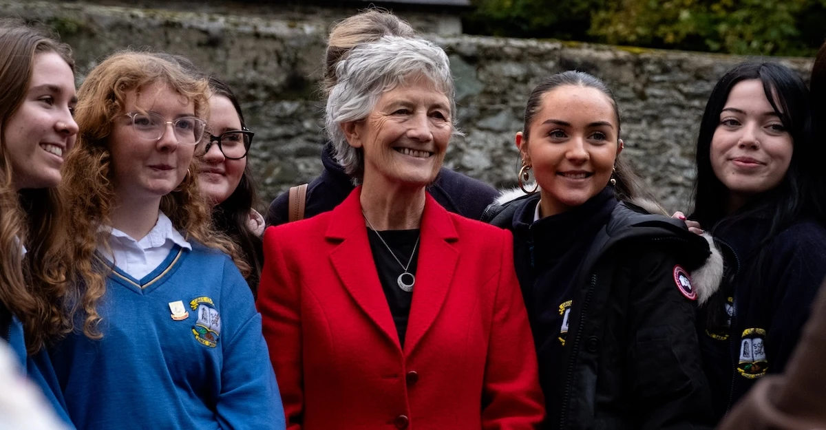 2 minuti faLe elezioni presidenziali in Irlanda sono più politiche del solitoAnche perché ci sono solo due candidate: una di sinistra, che sa palleggiare, e una del governo, più istituzionale