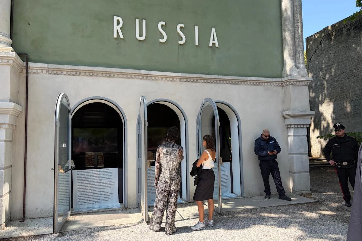 1 minuto faAlla fine il padiglione russo è sia chiuso che apertoLa Biennale di Venezia difende da mesi il diritto di partecipare della Russia, che però non ha i permessi per fare eventi pubblici e ha dovuto fare una cosa a metà