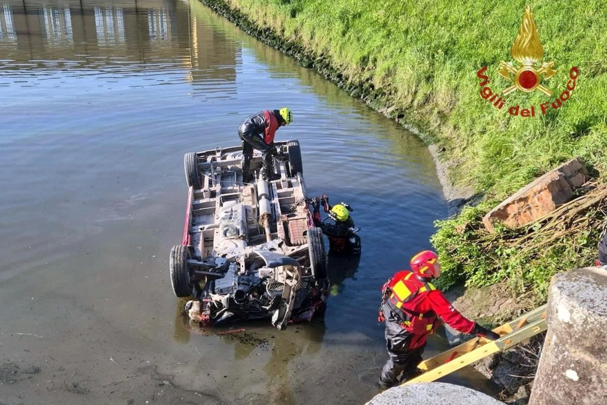3 minuti faIn provincia di Venezia un furgoncino è finito in un canale: tre persone sono morte