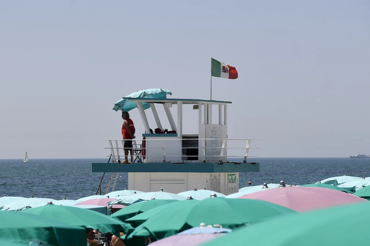 2 minuti faC’è infine un piano per regolamentare le spiagge di Ostia Era atteso da anni per via del sovraffollamento di stabilimenti privati, per cui il lungomare era soprannominato “lungomuro”