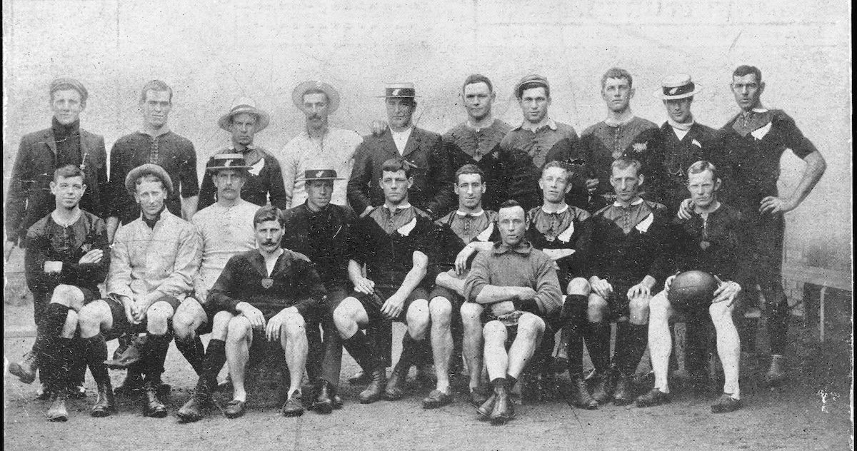 1 minuto faQuando gli All Blacks diventarono gli All BlacksNel 1905 la nazionale neozelandese di rugby arrivò in Europa e si fece molto notare, non solo per il colore delle sue divise