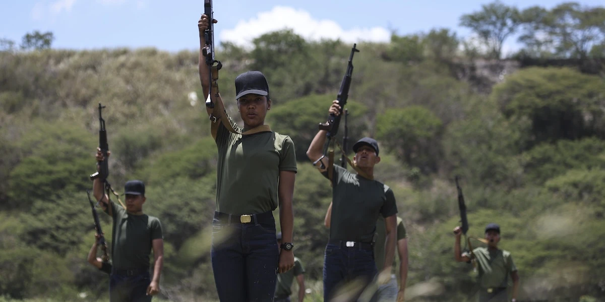2 minuti faMaduro è convinto che gli Stati Uniti vogliano invadere il VenezuelaE ha mobilitato l'esercito, intanto gli Stati Uniti hanno attaccato due barche venezuelane sostenendo che fossero legate al narcotraffico