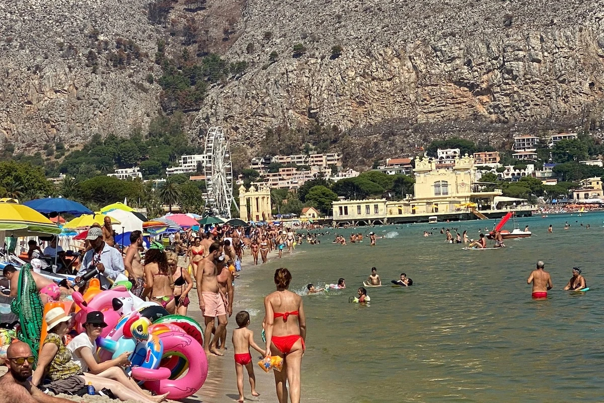 2 minuti faLa spiaggia di Mondello a Palermo continuerà a essere gestita fino a fine settembre dalla società Italo Belga