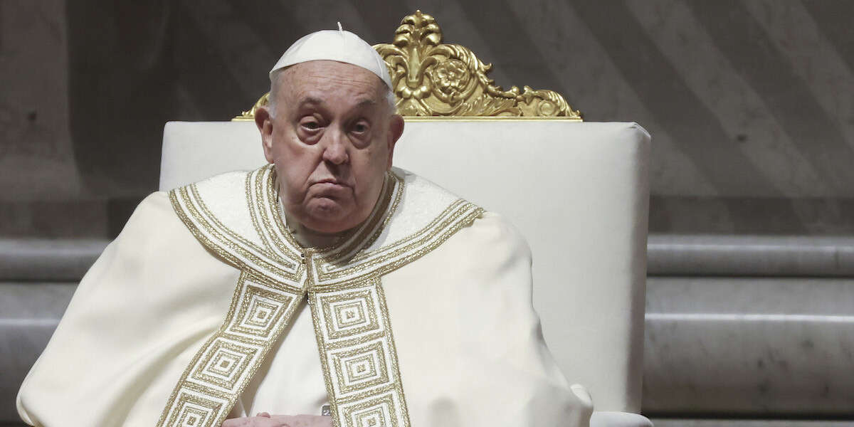 Papa Francesco ha anche la polmoniteÈ ricoverato da venerdì per un'infezione alle vie respiratorie: ora le sue condizioni sono più gravi di quanto sembrasse