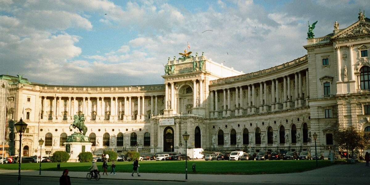 A Vienna c’è una terrazza su cui non può salire nessunoÈ il posto da cui nel 1938 Hitler proclamò l’annessione dell’Austria alla Germania, e cosa farne è una questione controversa e dibattuta