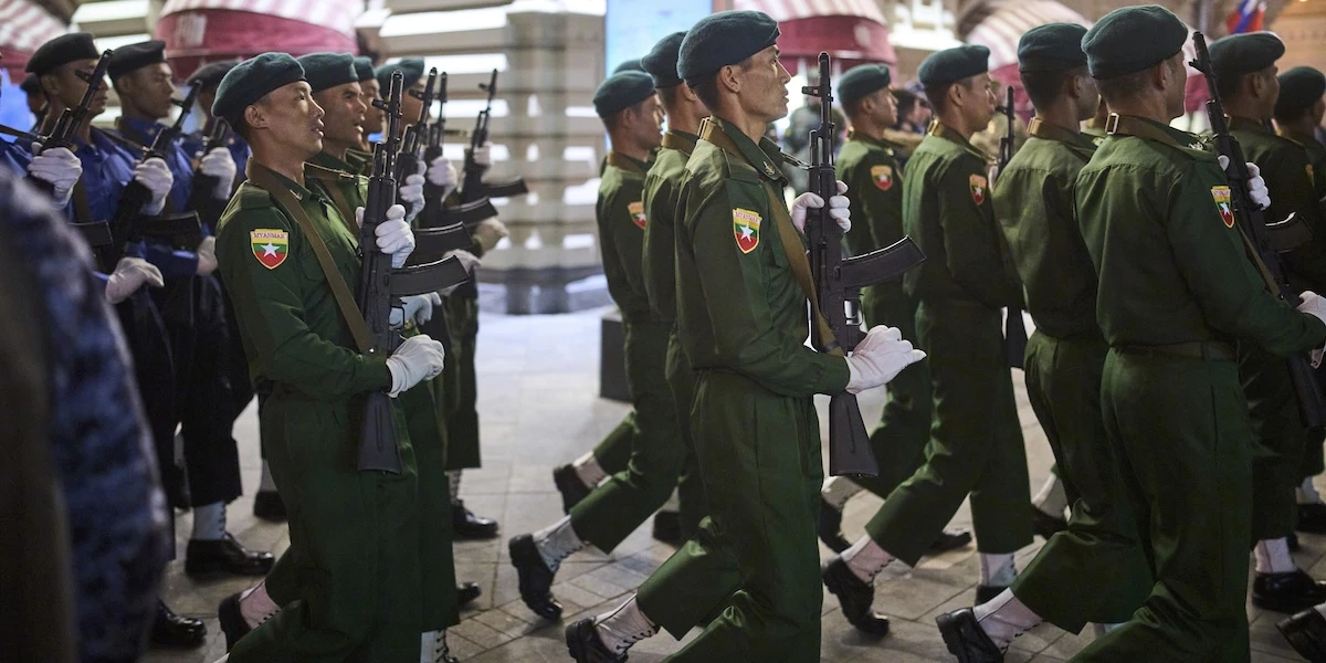 5 minuti faL’esercito del Myanmar ha sganciato due bombe sui manifestanti da un parapendio motorizzato, facendo 27 morti
