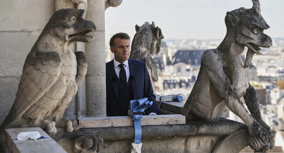 2 minuti faEmmanuel Macron è sempre più isolatoAnche i suoi alleati stanno prendendo le distanze, e ora al presidente francese restano poche opzioni per risolvere la crisi di governo