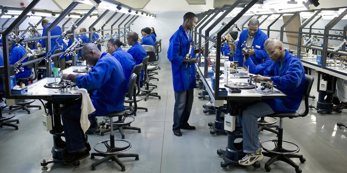 1 minuto faIl Botswana vorrebbe prendersi De BeersCioè la più famosa azienda di diamanti, da cui dipende l'economia del paese: ma non è così semplice