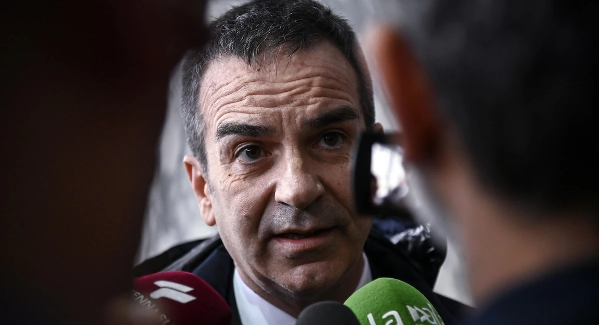 pochi secondi faIl presidente della Calabria Roberto Occhiuto dice che si dimetterà e ricandideràDopo le indagini per corruzione che lo riguardano, sostenendo di voler far decidere agli elettori calabresi se il suo lavoro deve continuare