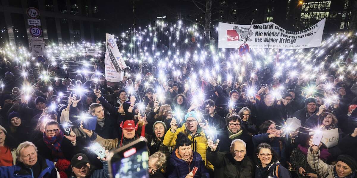 Le proteste contro l’estrema destra in GermaniaDecine di migliaia di persone hanno manifestato in molte città tedesche contro la storica decisione del governo di collaborare con l'estrema destra per approvare alcune leggi 