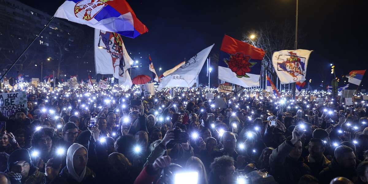 Le grandi proteste a Novi Sad, in SerbiaPer ricordare le persone morte nel crollo della tettoia della stazione della città che ha dato il via alle più grandi manifestazioni antigovernative nel paese da decenni