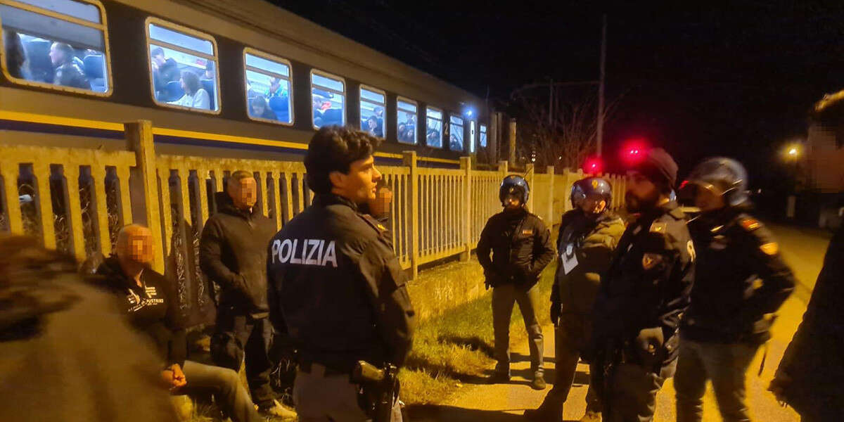 Quattro persone sono state ferite negli scontri su un treno di tifosi del Venezia attaccato da alcuni tifosi dell’Udinese