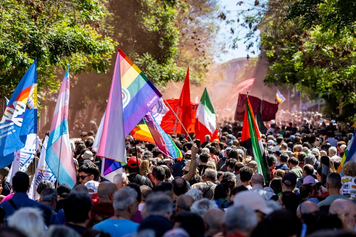 3 minuti faA Roma due persone che partecipavano al corteo per il 25 aprile sono state ferite da colpi di pistola ad aria compressa
