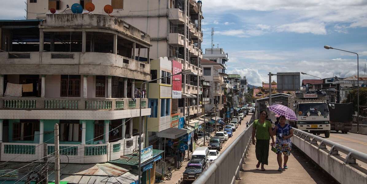 Le città della truffa, in Myanmar e altroveLe “scam cities” ospitano decine di enormi capannoni in cui lavoratori in stato di semi-schiavitù compiono frodi online: la Thailandia sta provando a smantellarle