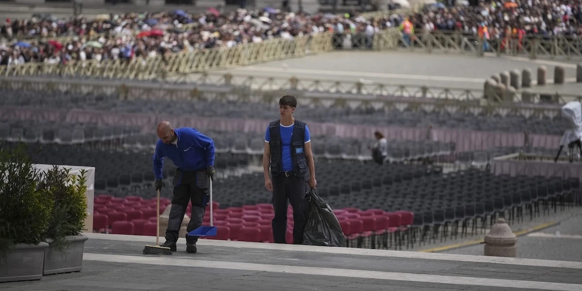 Lavorare in Vaticano non è più una pacchiaI dipendenti della Santa Sede, con i loro stipendi non tassati, sono sempre stati visti come dei privilegiati: ma è arrivata l'ora dei tagli