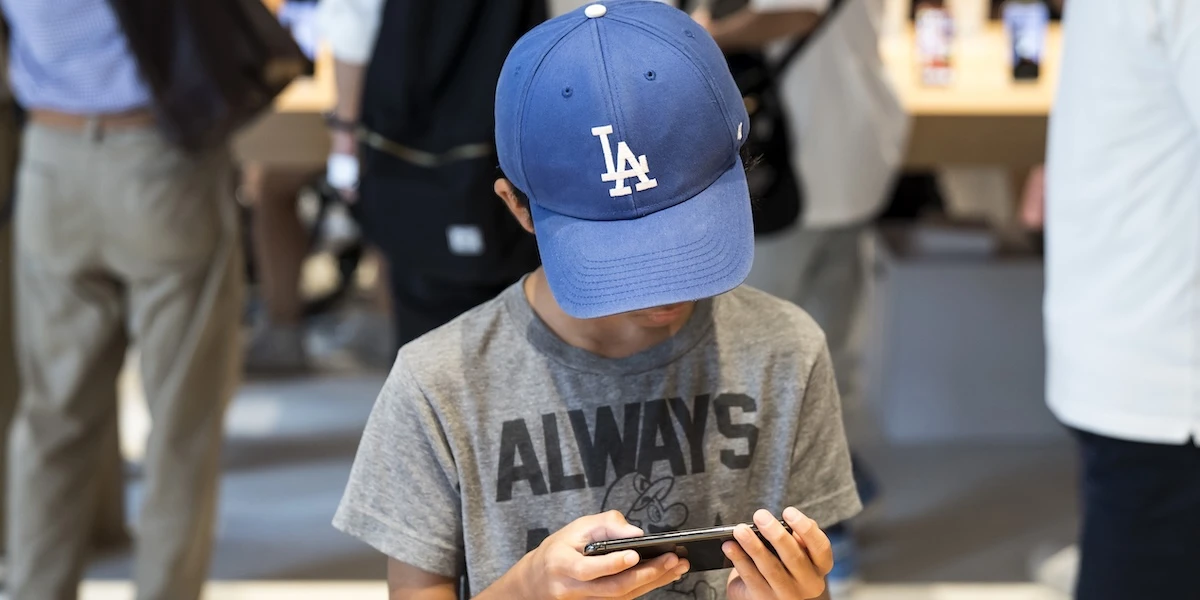 Cosa è successo nella città dove hanno vietato gli smartphone fino ai 14 anniLa campagna partita un anno fa dalle scuole primarie di Saint Albans, vicino a Londra, ha avuto effetti positivi ed è stata imitata anche altrove
