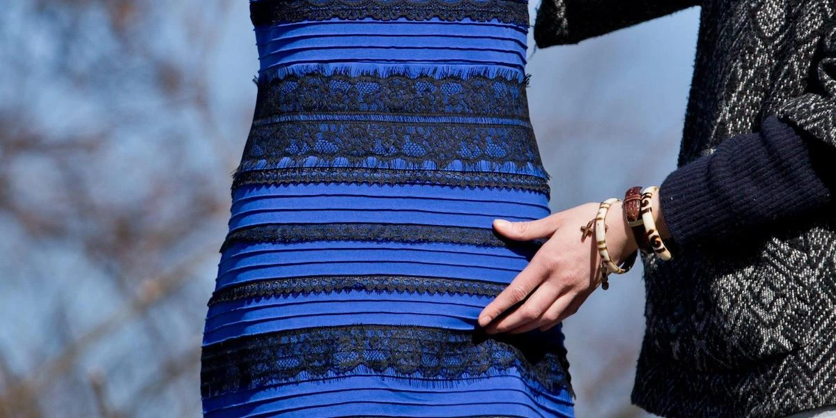 Sono passati dieci anni da quando discutemmo di questo vestitoRaggiunse una viralità non replicabile e oggi è parte della storia di internet, assieme alla domanda se fosse bianco e oro o blu e nero
