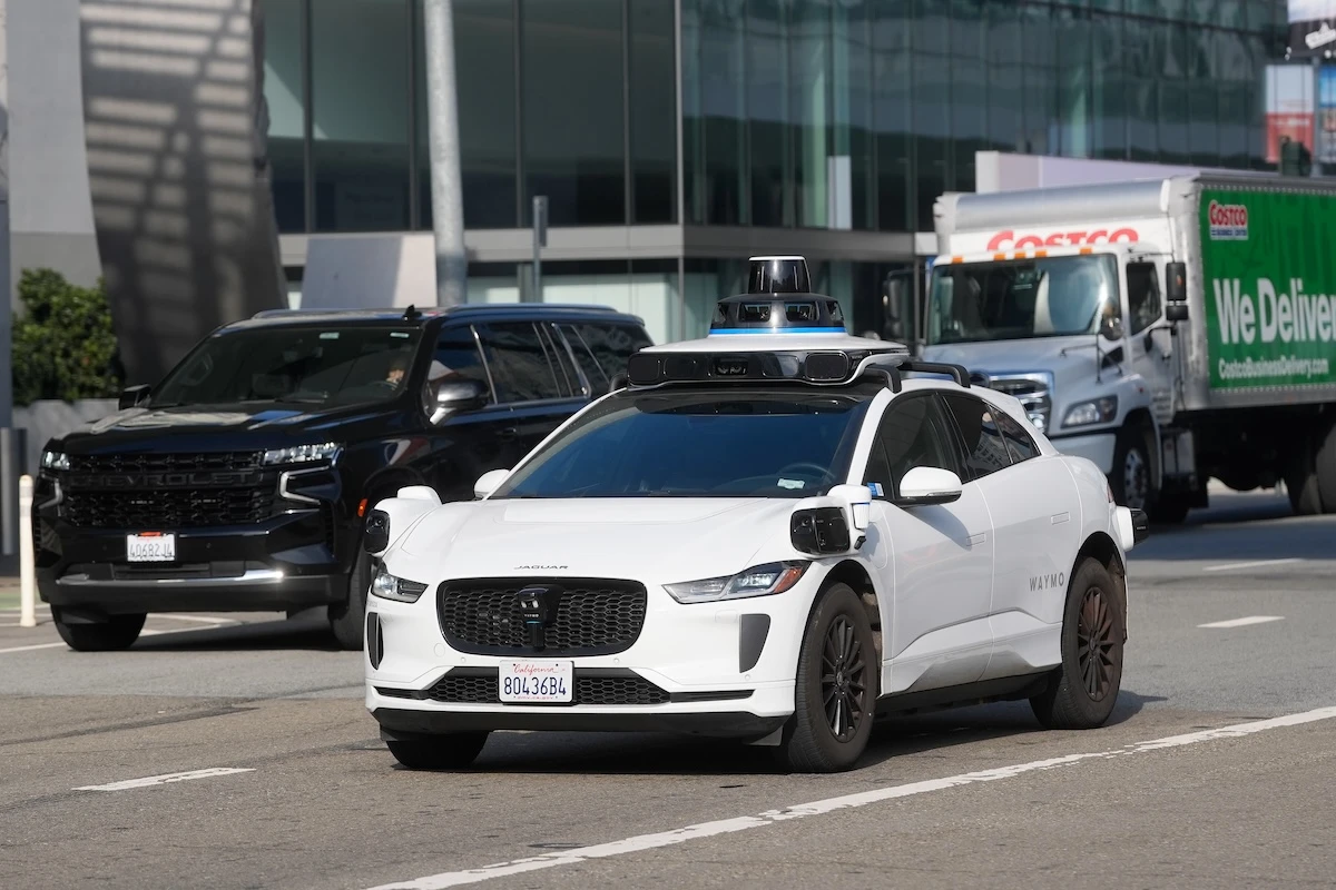 pochi secondi faLa California permetterà di testare su strada e utilzzare mezzi pesanti a guida autonoma