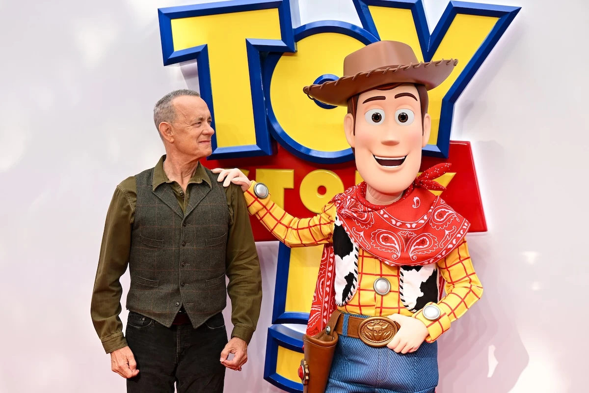 5 minuti faCelebripostCon Jennifer Lopez, Camila Mendez e Tom Hanks con Woody di 