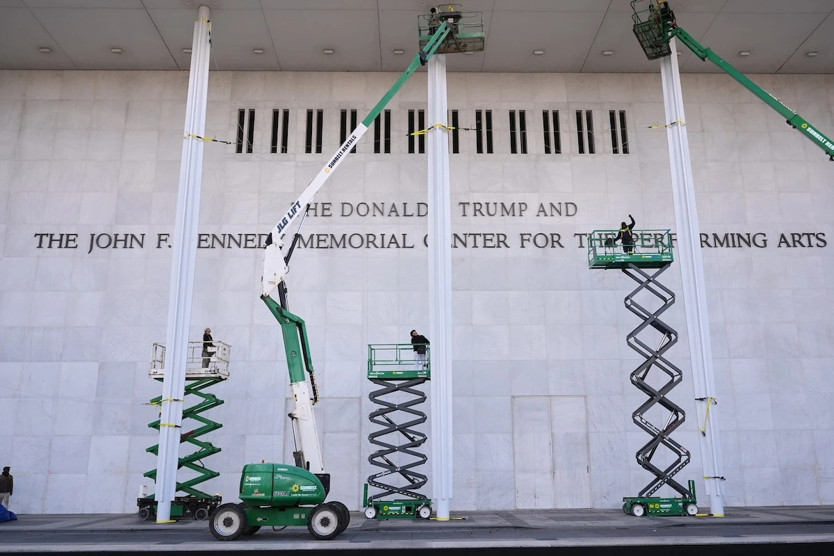 2 minuti faUn giudice degli Stati Uniti ha bloccato la chiusura del Kennedy Center e la sua intitolazione a Trump