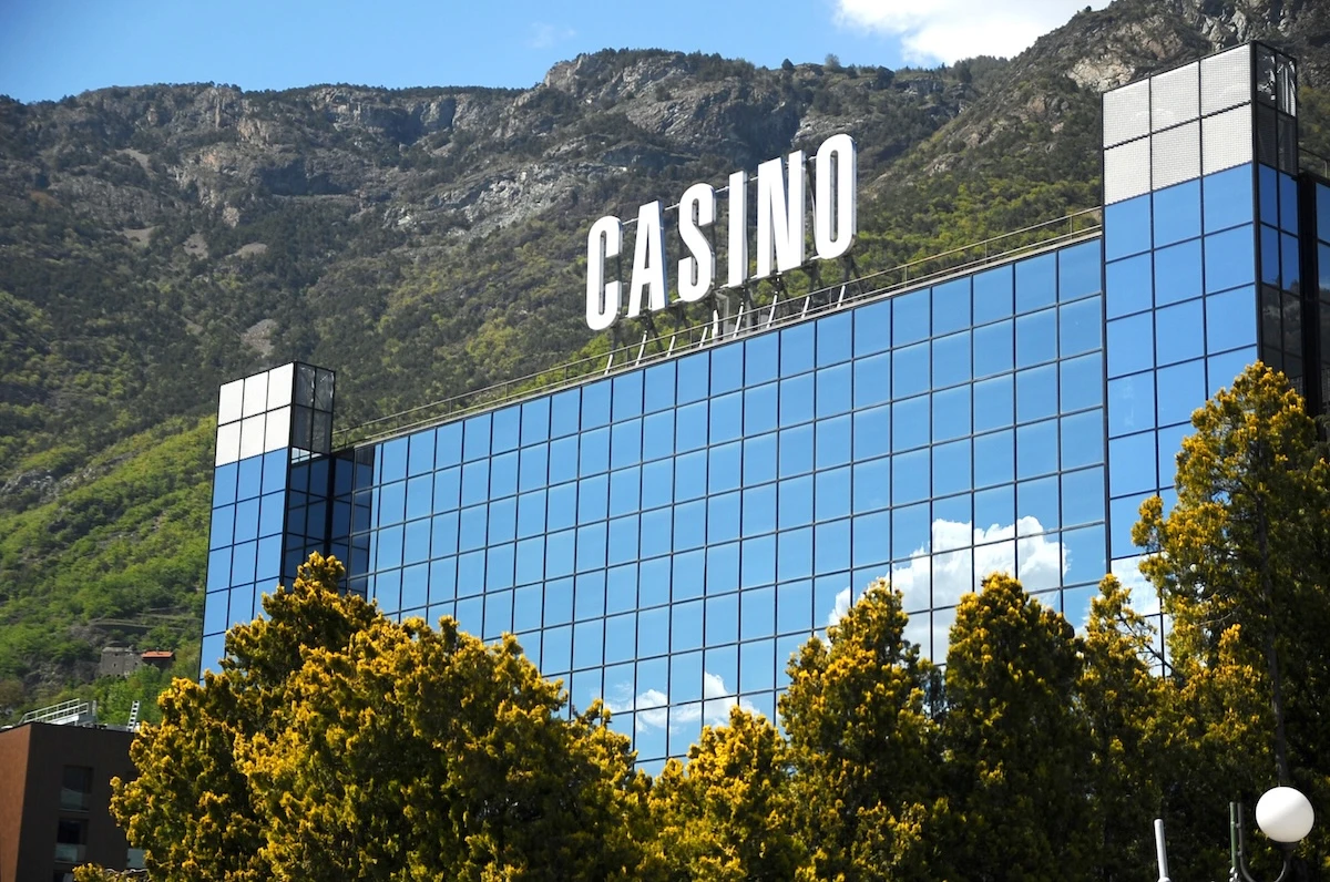 2 minuti faIl casinò di Saint-Vincent, in Valle d’Aosta, è stato messo in amministrazione giudiziaria per un’inchiesta sul riciclaggio di denaro
