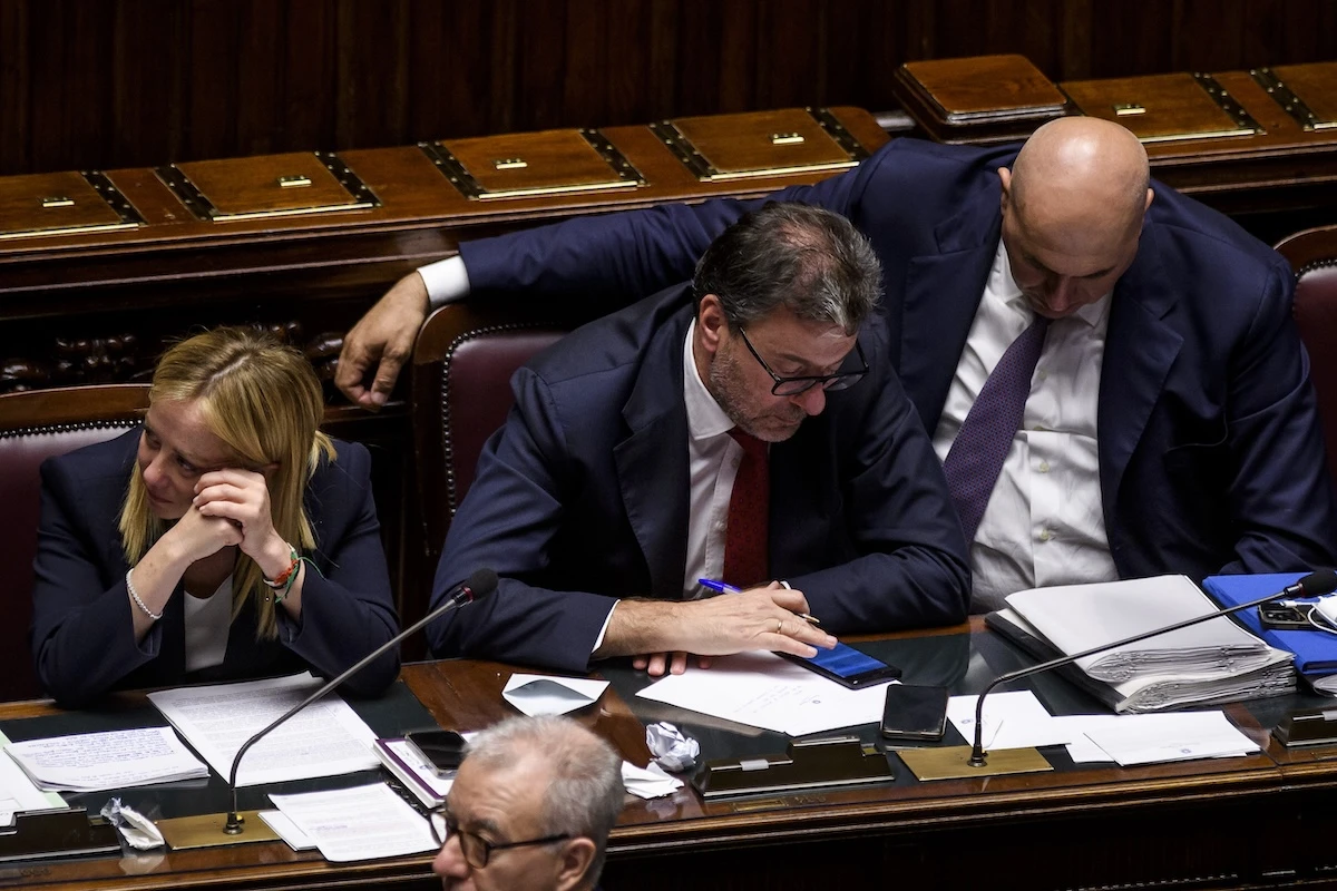 1 minuto faPerché Meloni, Giorgetti e Crosetto litigano sulle spese militariIl ministro della Difesa vuole tutti i 14,9 miliardi per nuovi investimenti, quello dell'Economia e la presidente del consiglio vogliono usarli per altro