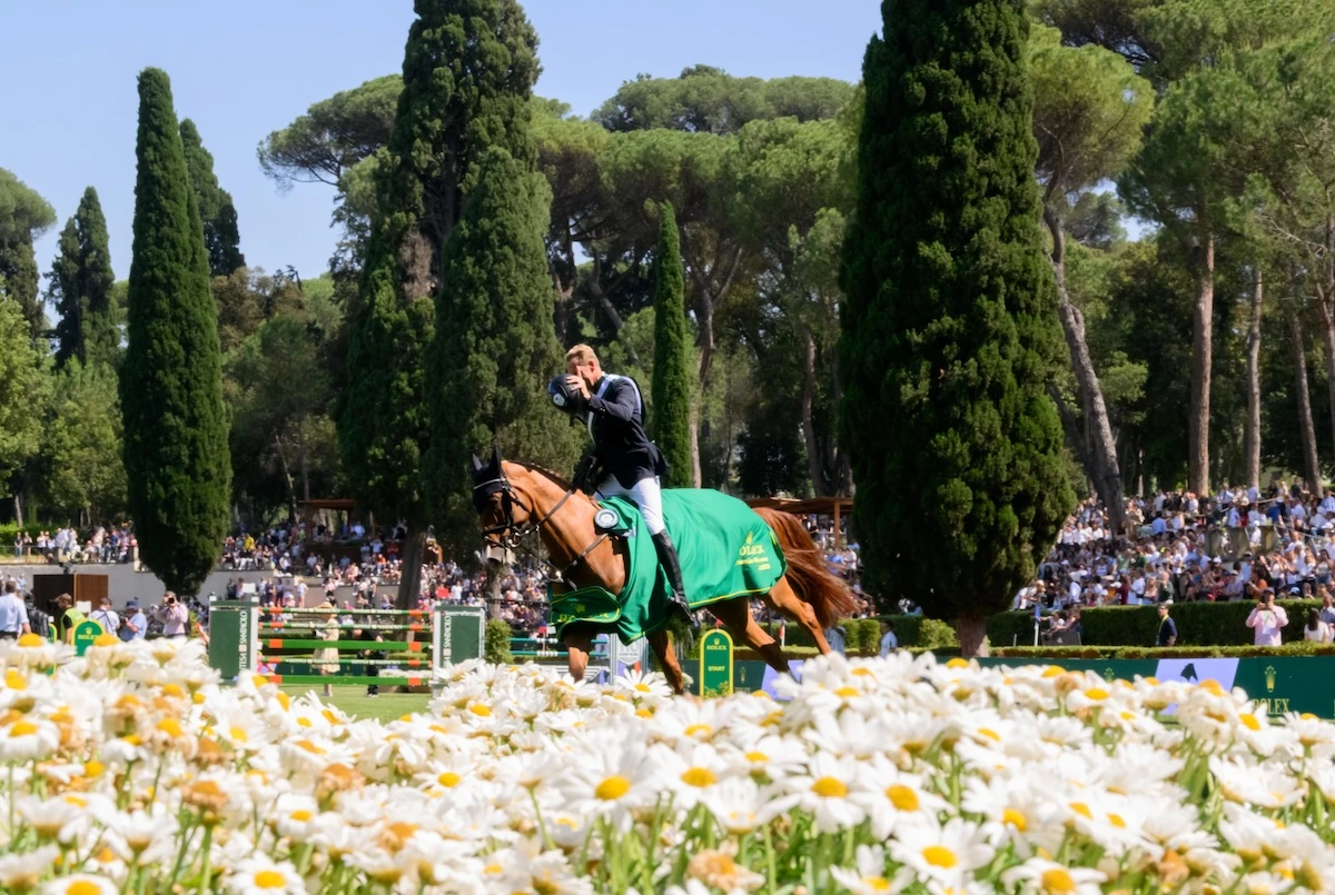 4 minuti faSaltare ostacoli con i cavalli a Villa Borghese, a RomaAl curatissimo torneo di Piazza di Siena partecipano ogni anno i migliori cavalieri e amazzoni del mondo, ma è meno elitario di come sembra