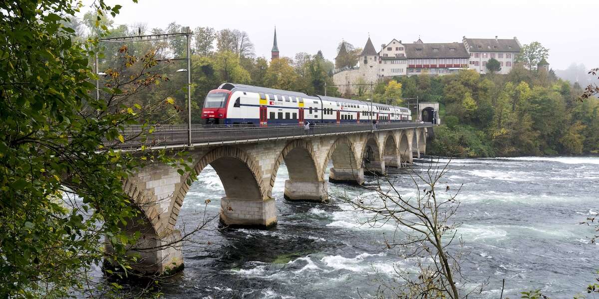 Nella Svizzera francese i treni sono più in ritardo che in quella tedescaNella prima da tempo si investe meno nelle ferrovie, e ora i cantieri per rinnovarle hanno peggiorato la situazione