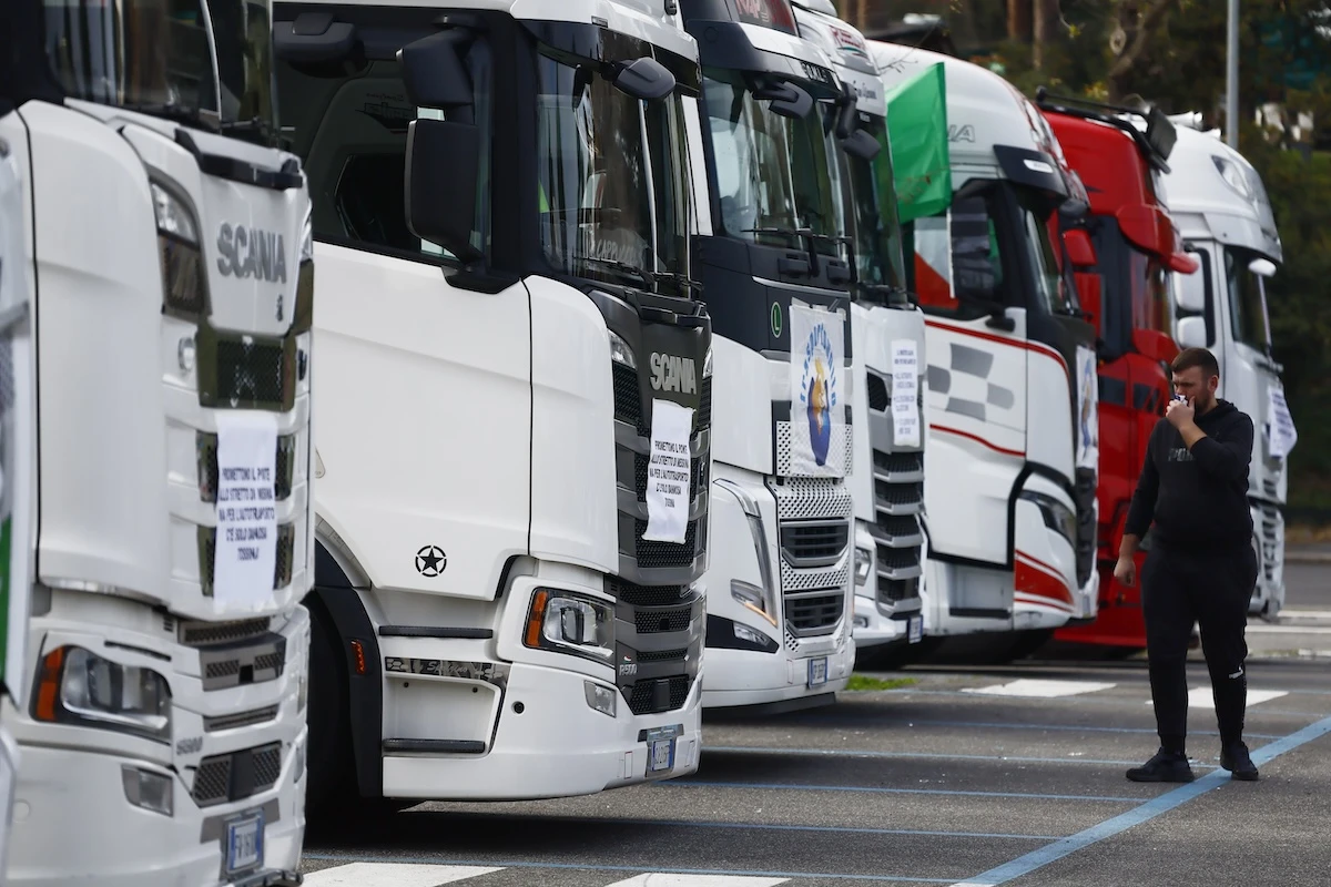 4 minuti faIn Sicilia è stata sospesa la protesta degli autotrasportatori per i rincari del carburante, ma non quella dei pescherecci