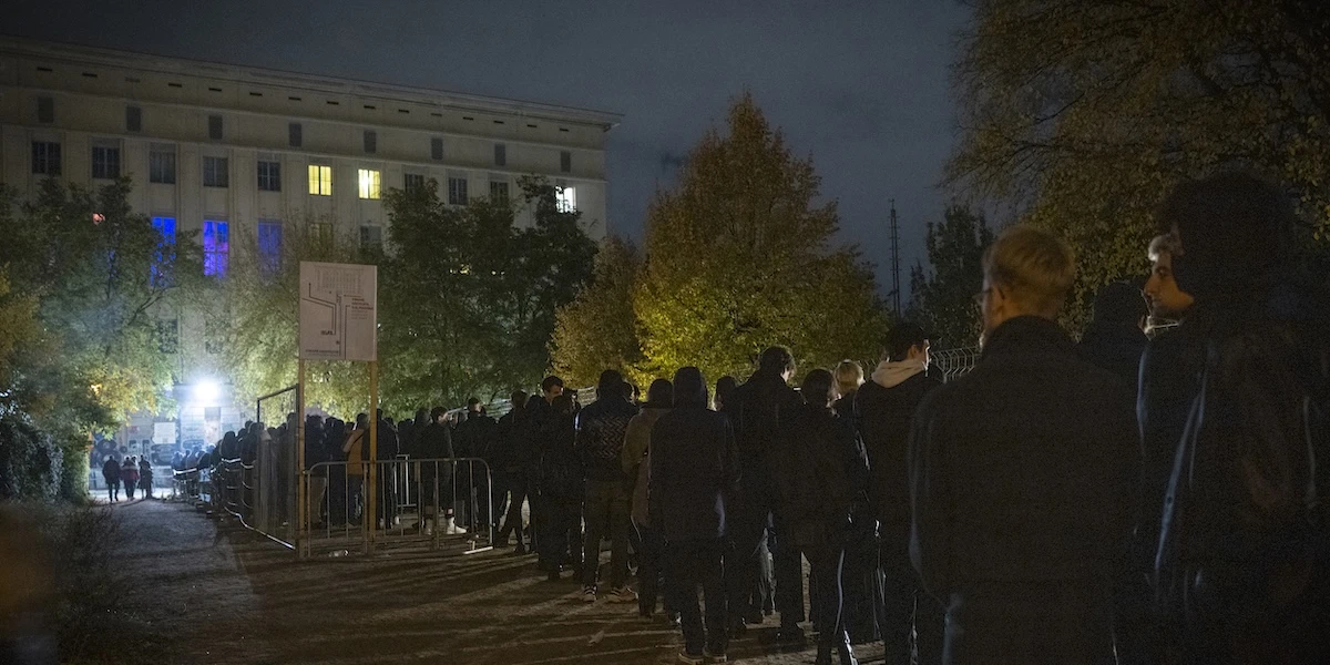Cosa non si fa per entrare al BerghainIl club di musica techno più famoso di Berlino, come altri, ha criteri di ingresso piuttosto aleatori: ora uno studio ha provato a capirne di più