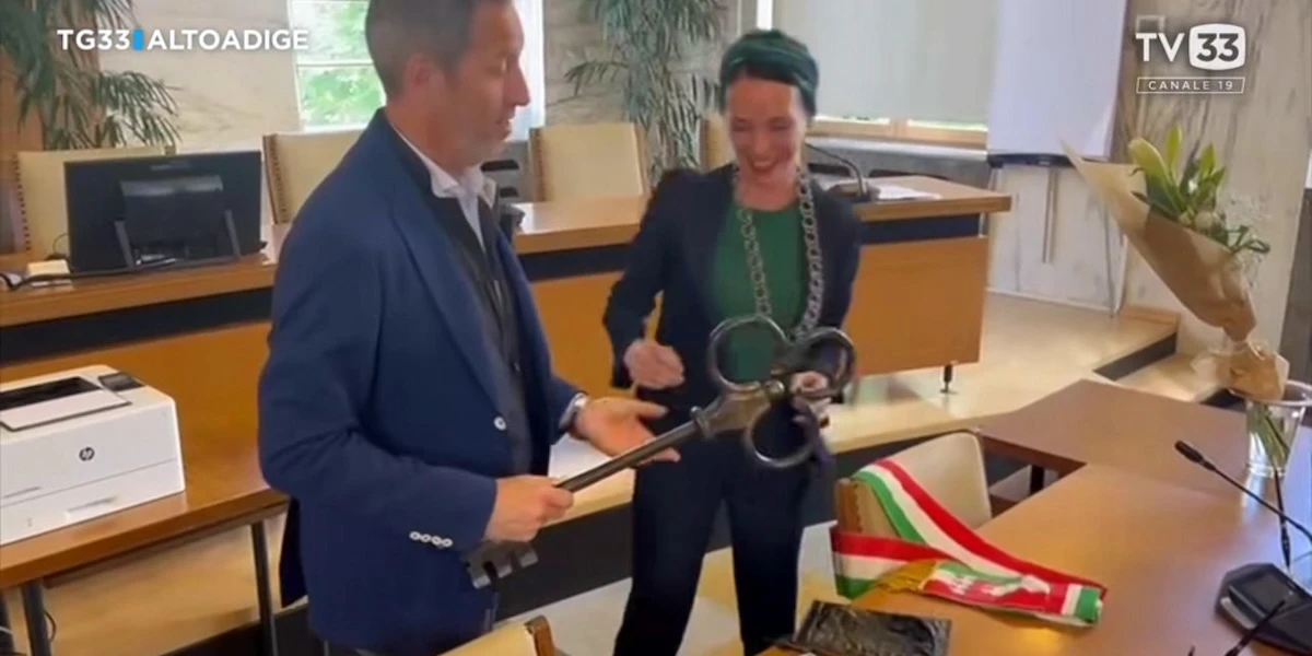 Le critiche alla sindaca neoeletta di Merano che si è rifiutata di indossare la fascia tricoloreKatharina Zeller fa parte di un partito autonomista altoatesino e il gesto è coerente con le sue posizioni, ma è stato visto come irrispettoso 