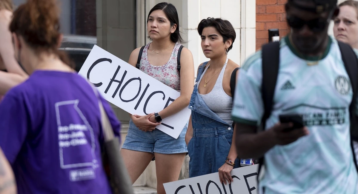La donna cerebralmente morta tenuta in vita perché incinta, negli Stati UnitiLa famiglia di Adriana Smith non può scegliere, in ragione della legge molto restrittiva sull'aborto dello stato: era al secondo mese di gravidanza