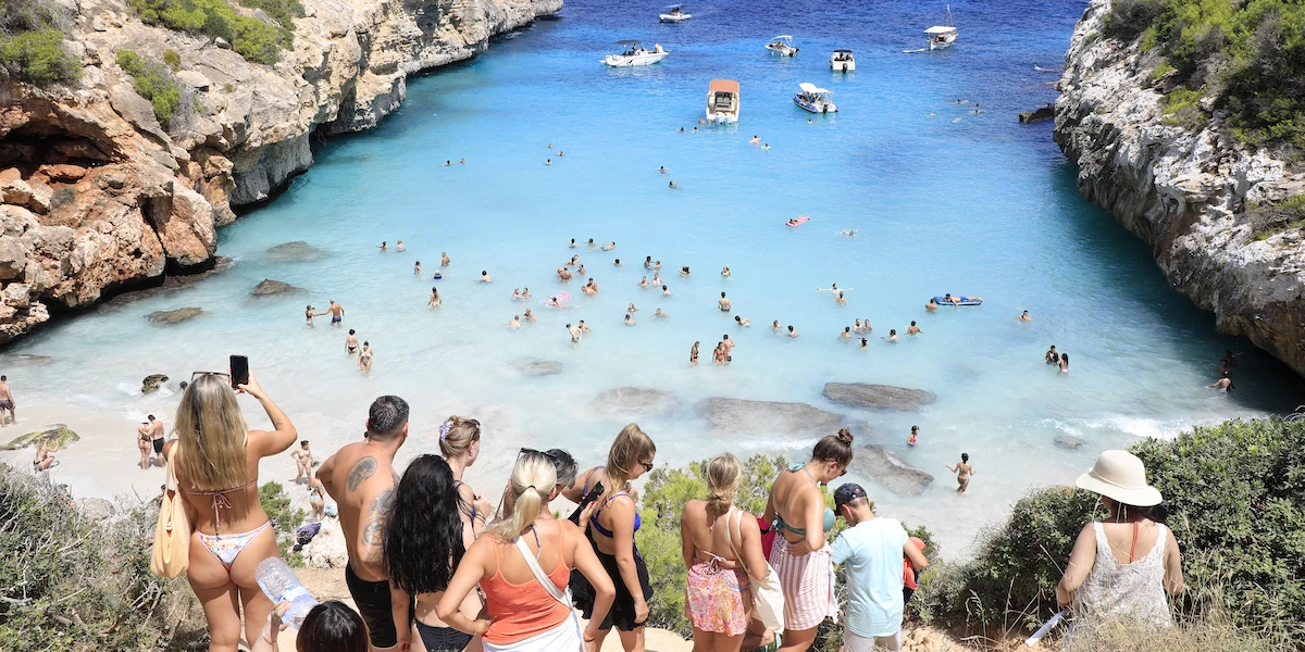 Le isole Baleari si sono pentite di aver ingaggiato degli influencerDoveva servire a risolvere un problema, ma ne ha creato un altro