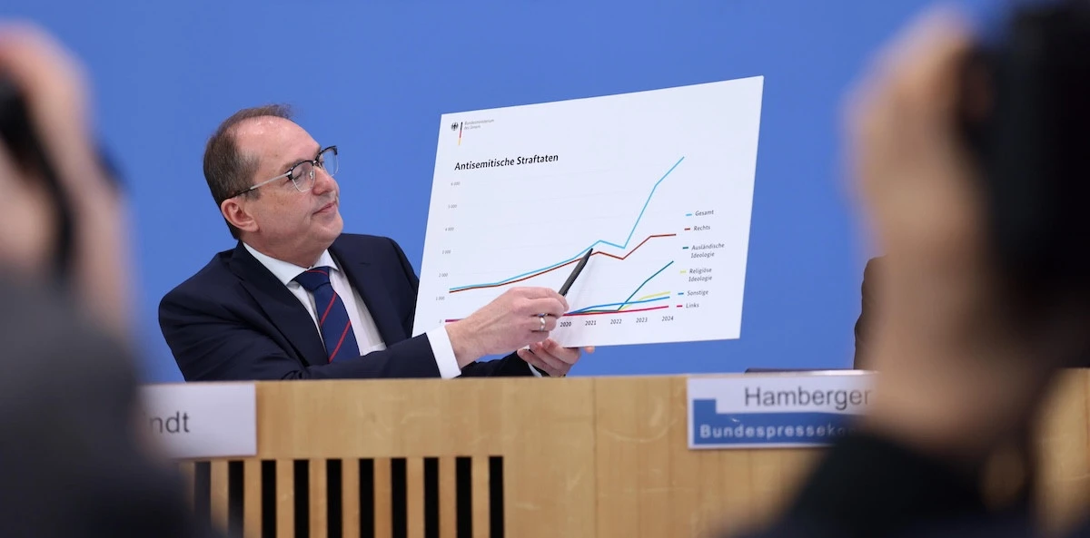 In Germania sono aumentati ancora i reati con motivazioni politicheSoprattutto quelli legati all’estremismo di destra, e non è il primo anno che succede: un po' di dati messi in fila