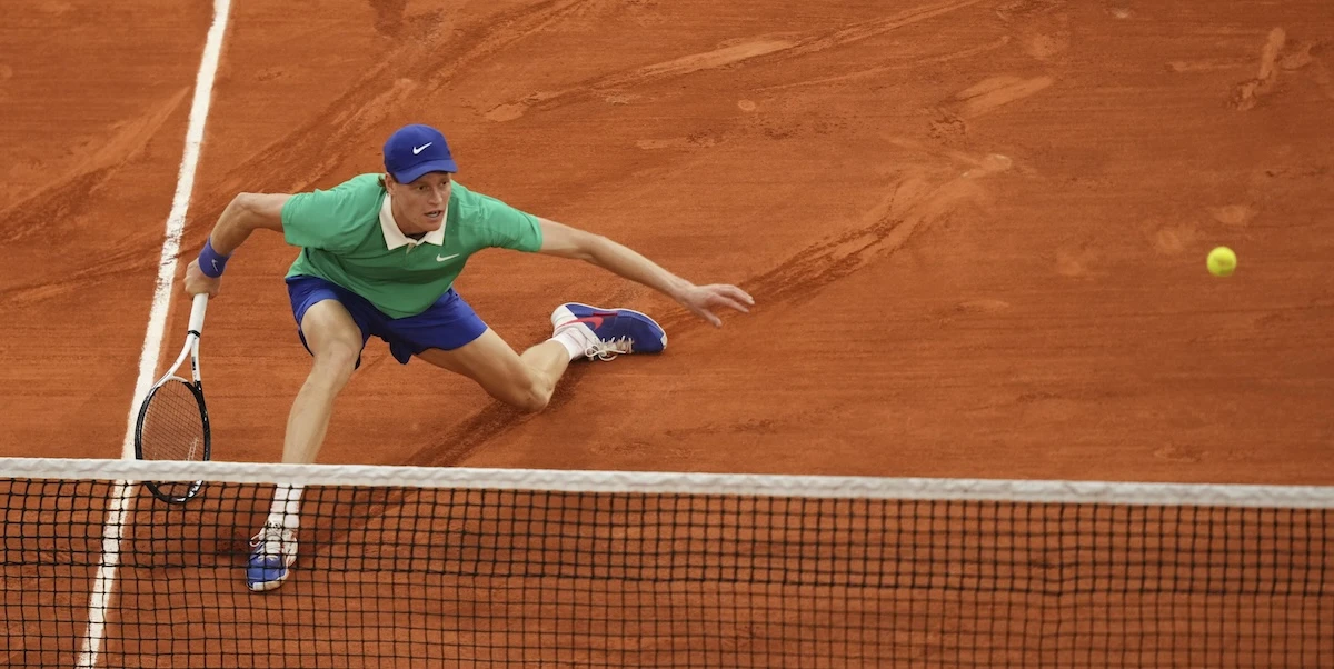 Con la vittoria di Jannik Sinner, per la prima volta in decenni due italiani saranno in semifinale al torneo Roland Garros