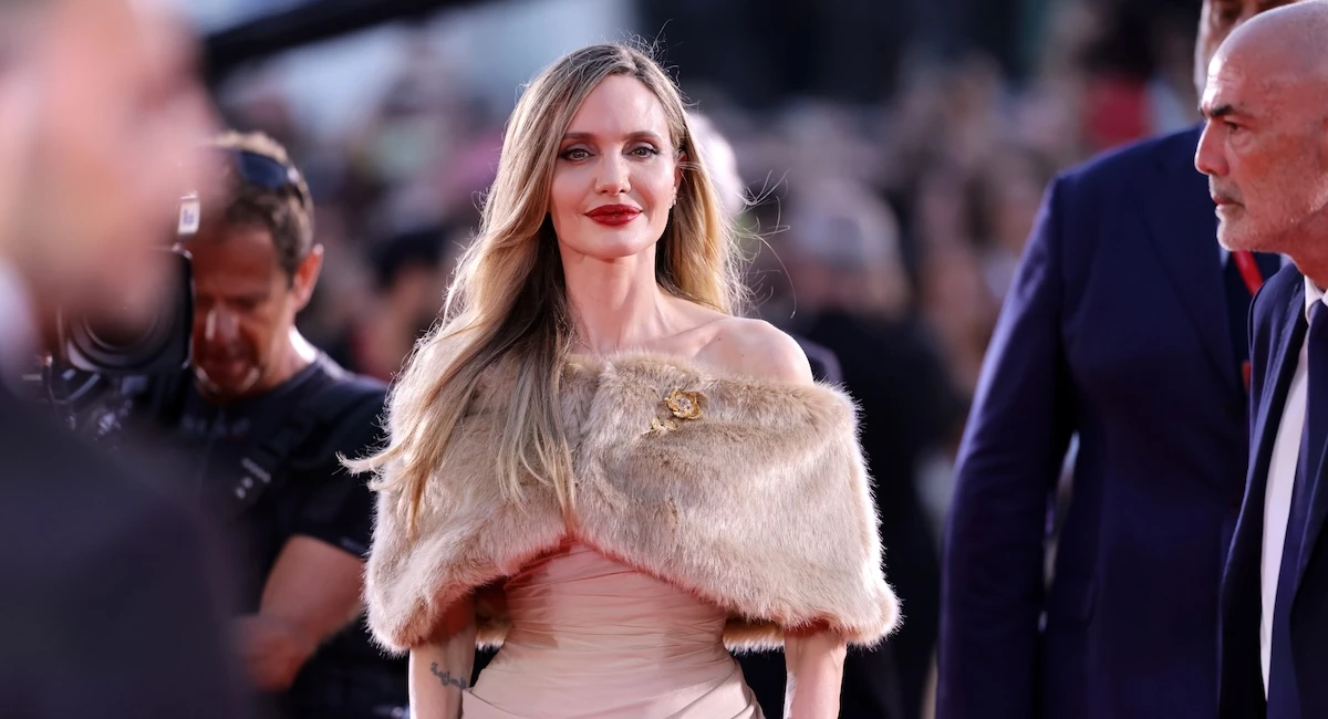 Un po’ di foto di Angelina JolieDa quando aveva 16 anni a oggi che ne ha 50, da Lara Croft a Maria Callas