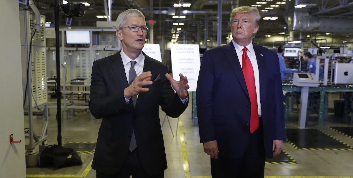 Apple non sa più come prendere TrumpTim Cook era riuscito a costruire un rapporto privilegiato, ma ora gli si sta ritorcendo contro