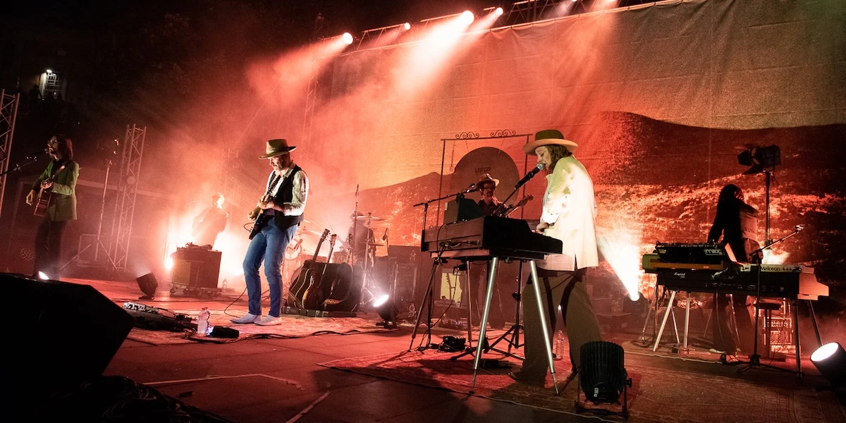 Com’è andato “El Galactico”, il festival dei Baustelle con il PostSono state due serate di canzoni vecchie e nuove per ripercorrere i 25 anni della band, con diversi ospiti a suonare e a parlare