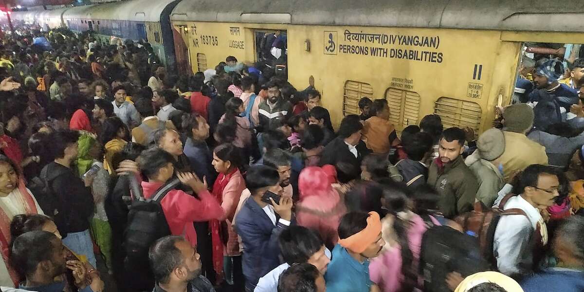 In India 18 persone sono morte nella calca in una stazione dei treni di New Delhi