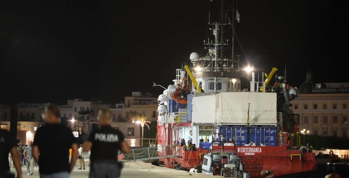 pochi secondi faÈ stato imposto il fermo amministrativo alla nave Mediterranea, che aveva disobbedito all’ordine di sbarcare a Genova