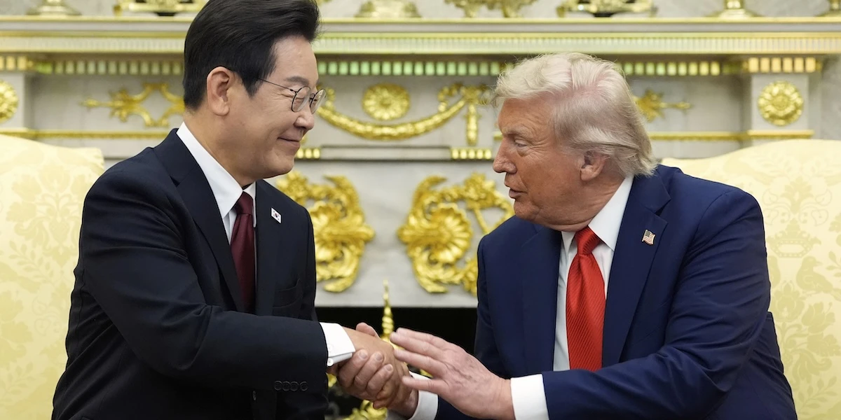 pochi secondi faUn altro incontro alla Casa Bianca prevedibilmente imprevedibileÈ stato quello fra Trump e il presidente sudcoreano Lee Jae Myung, che ha fatto di tutto per evitare un nuovo «momento Zelensky»