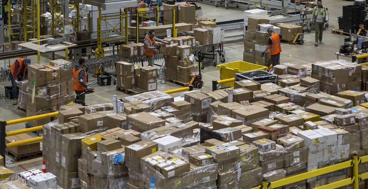 Le inchieste sullo sfruttamento nella logistica non hanno risparmiato nessunoDal 2021 la procura di Milano ha sequestrato oltre 400 milioni di euro a tutte le aziende più grandi, comprese Amazon, DHL e BRT